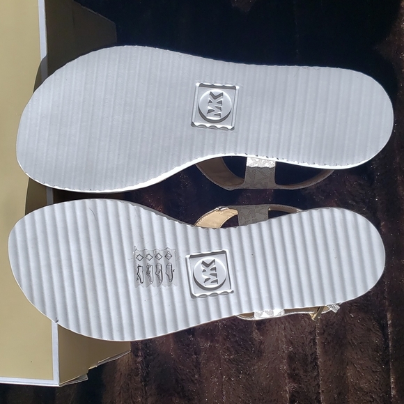 Michael Kors Judy Thong Sandal Vanilla 8M nwt - Picture 7 of 9